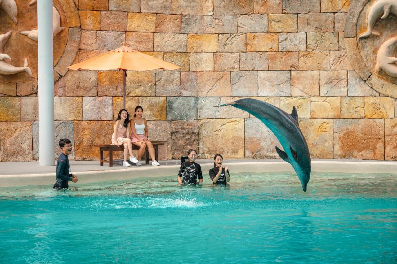 Resorts World Sentosa - Hotel Singapur Zewnętrze zdjęcie Dolphin show at Ocean Park