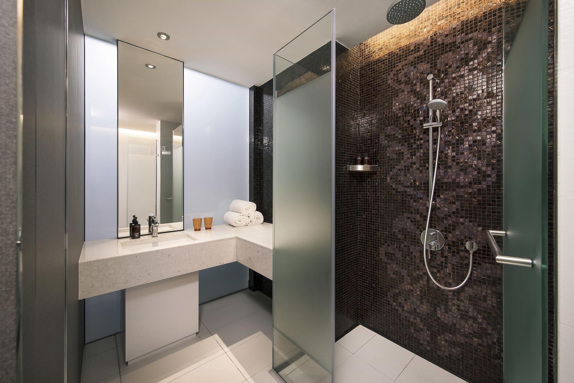 Resorts World Sentosa - Hotel Singapur Zewnętrze zdjęcie A shower with a sliding door