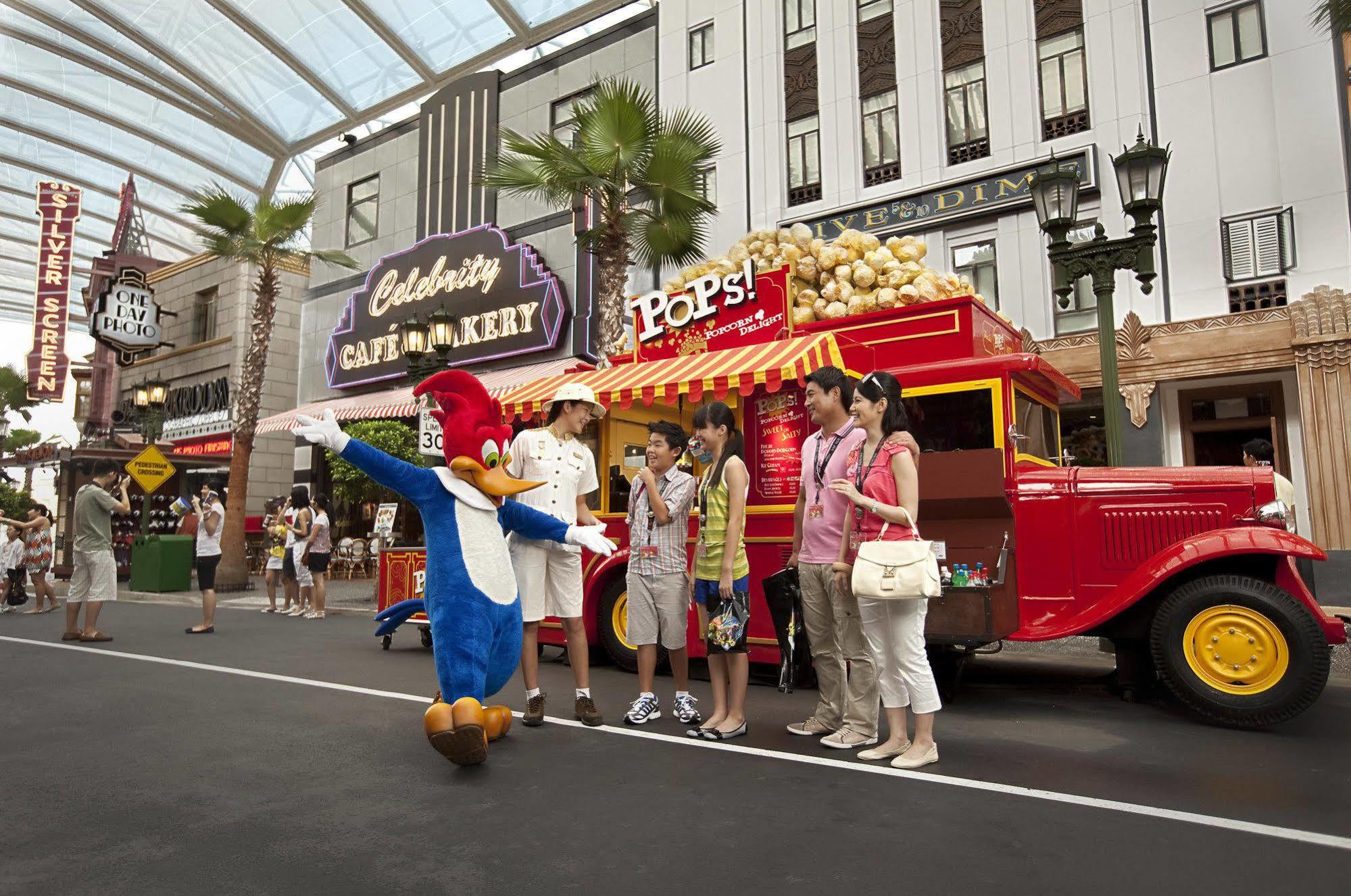 Resorts World Sentosa - Hotel Singapur Zewnętrze zdjęcie The POPS truck at Universal Studios Singapore